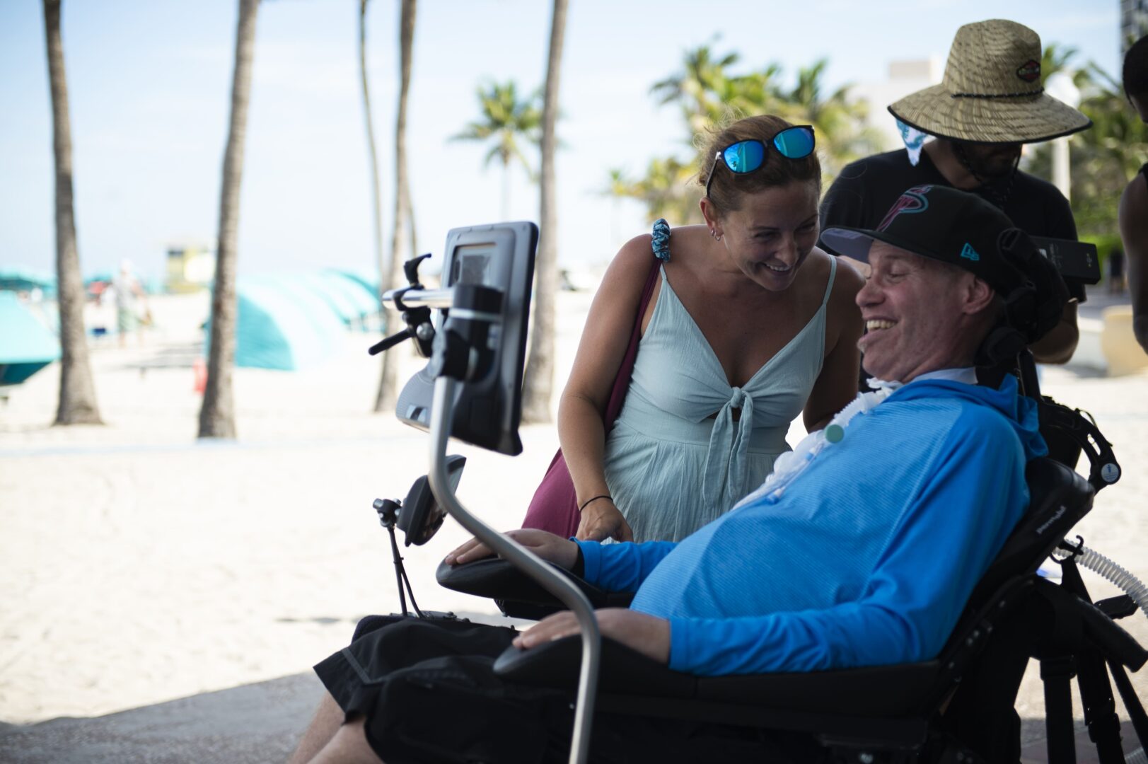 Personne en fauteuil roulant électrique atteinte de la SLA communique avec les yeux