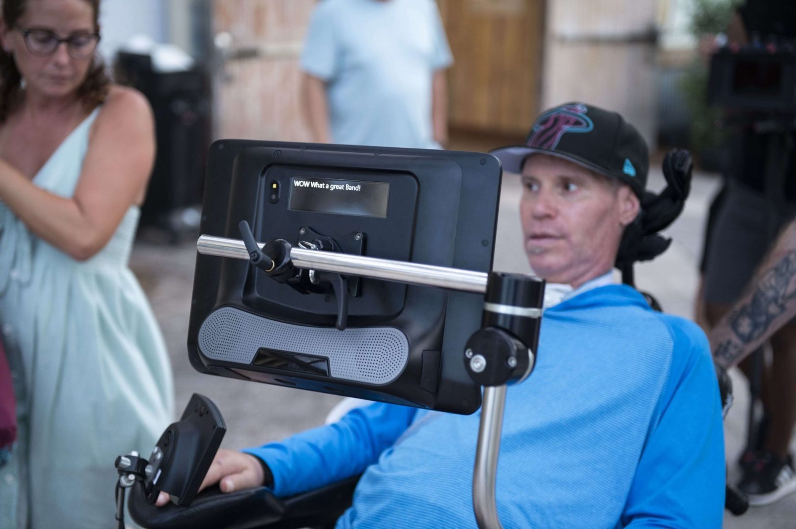Homme atteint de SLA avec une tablette de communication pour les yeux