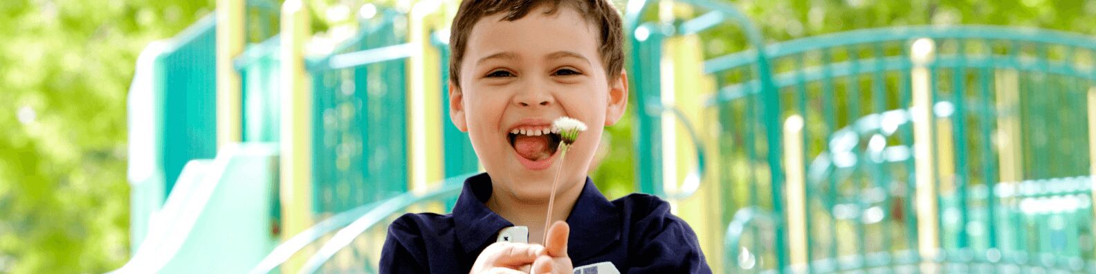 Enfant autiste utilisant une tablette de communication CAA