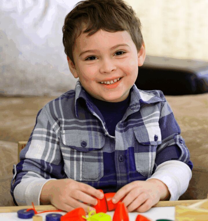 Enfant autiste jouant à activité motivante
