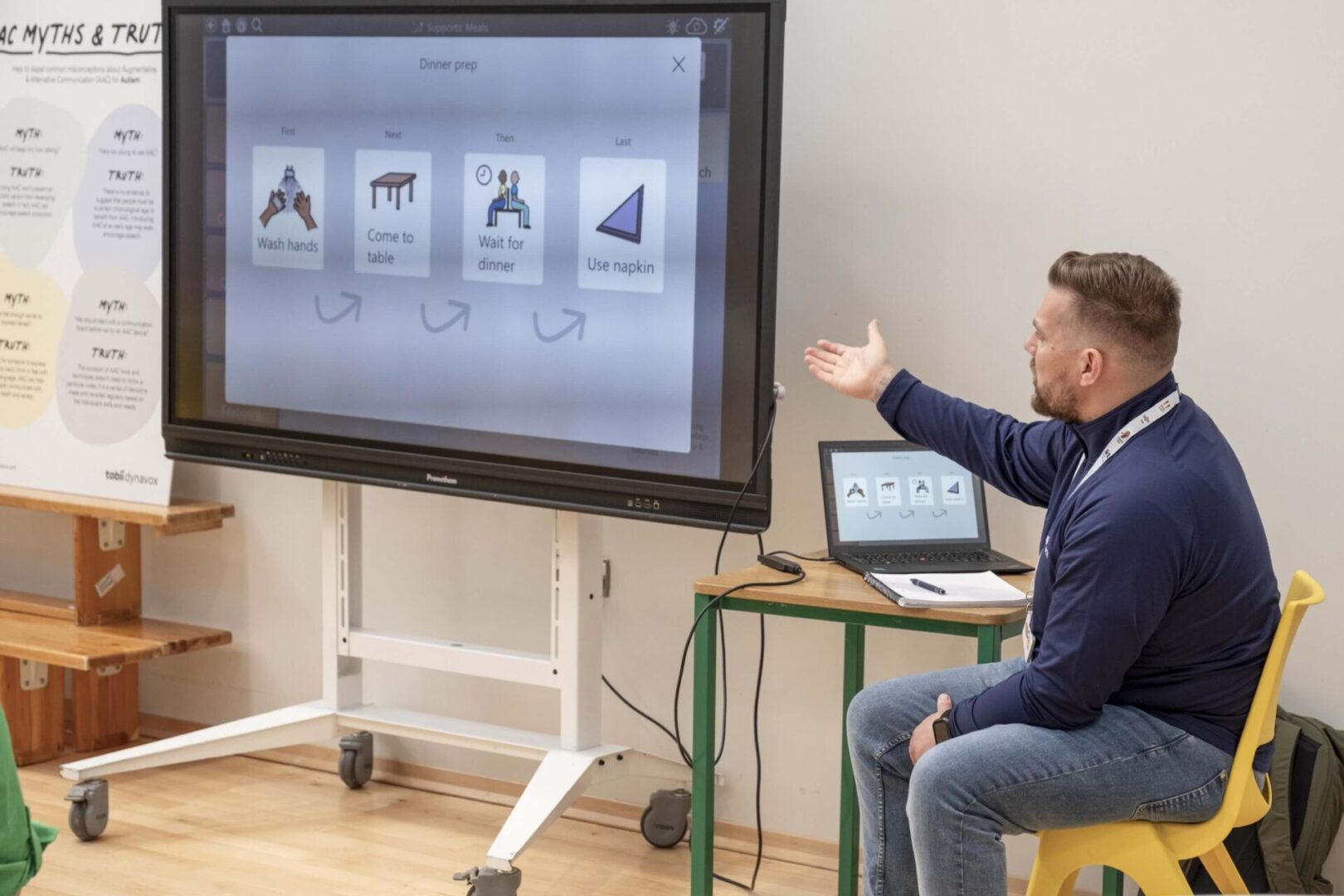 Formateur présentant TD Snap lors d’une formation CAA autisme