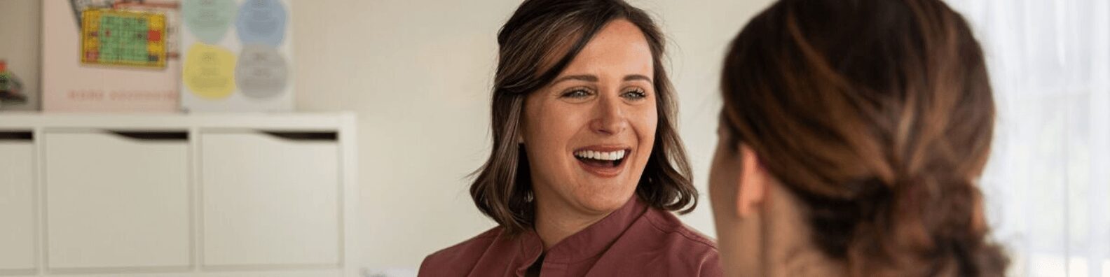 Orthophoniste en établissement accompagnant un patient avec des outils de communication alternative et améliorée (CAA)