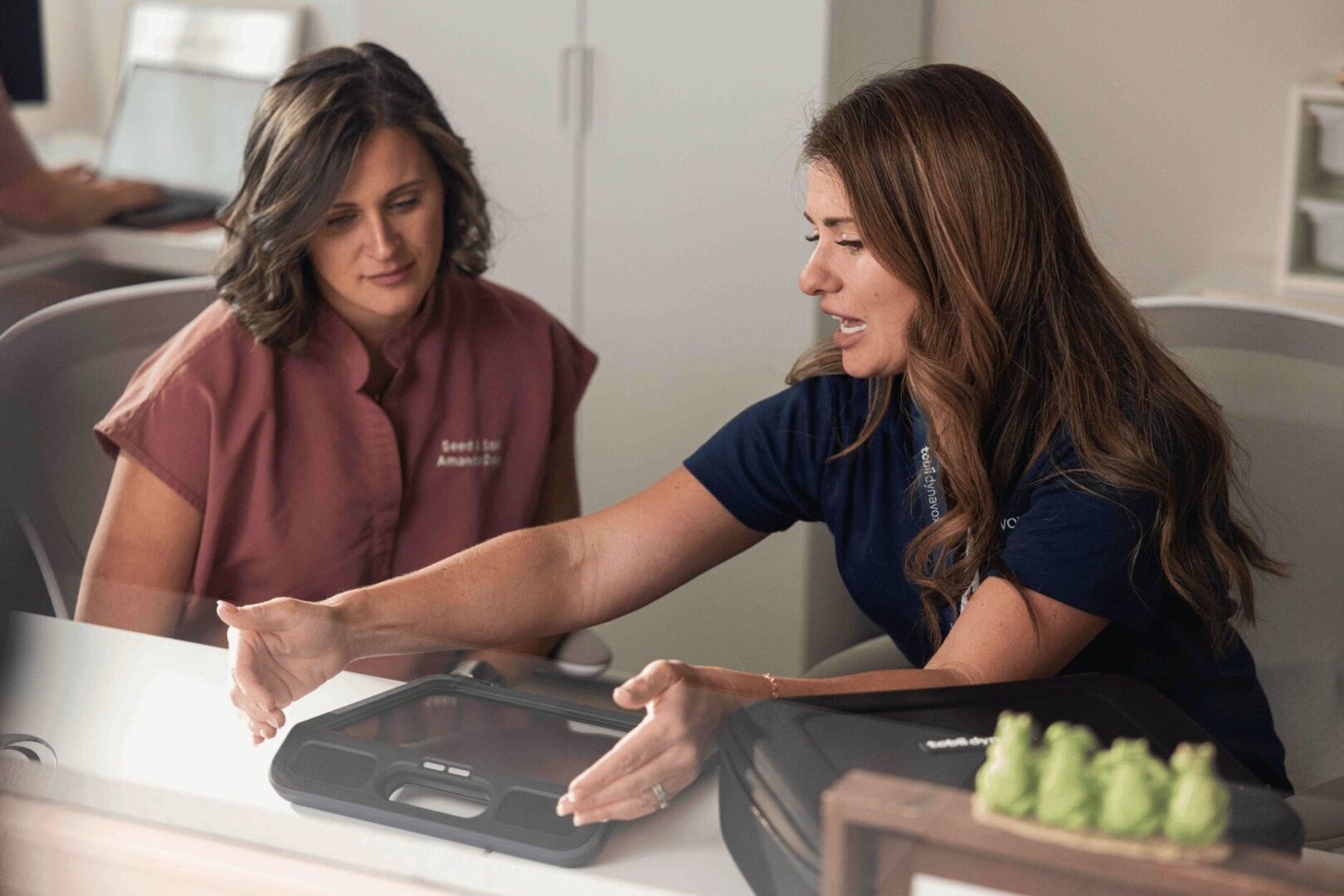 Orthophoniste et spécialiste CAA présentant un dispositif de communication Tobii Dynavox en établissement