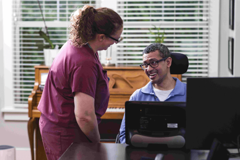 Utilisateur SLA communiquant avec une aide à la communication