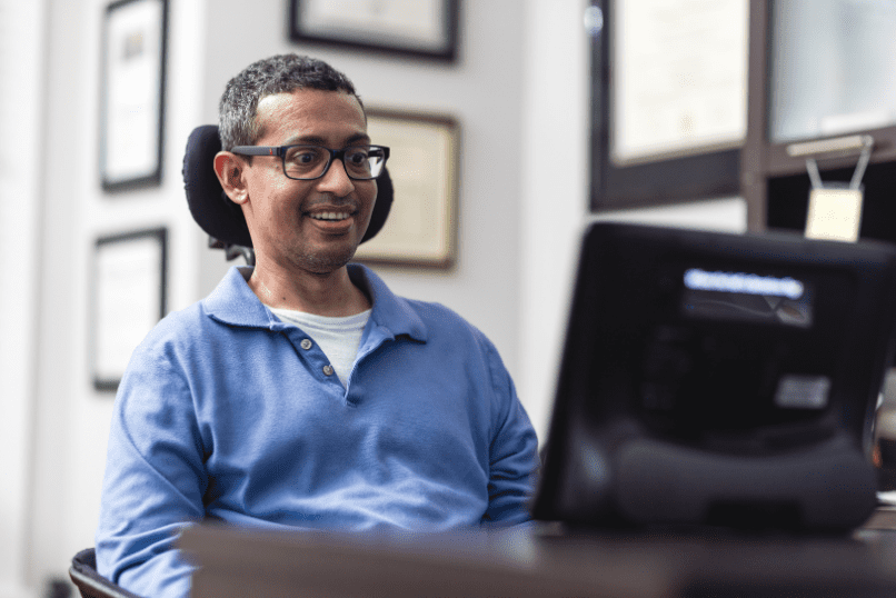 Patient SLA utilisant une tablette oculaire financée par la PCH