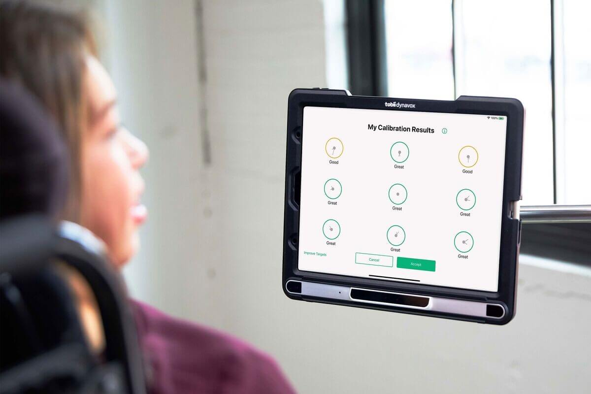 Utilisatrice en train de calibrer un dispositif de commande oculaire TD Pilot