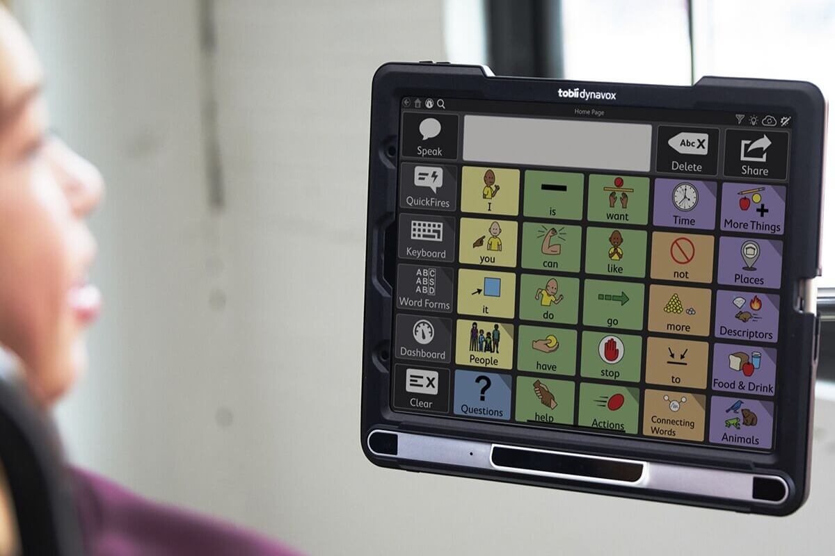 Utilisatrice du TD Pilot communiquant avec des pictogrammes via TD Snap en commande oculaire