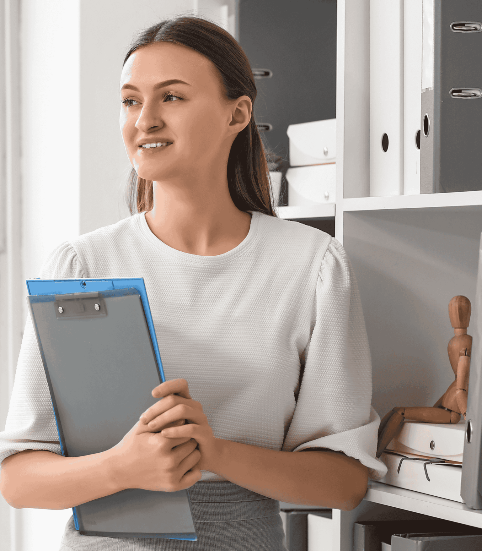 Professionnelle consultant un dossier pour financement aides techniques polyhandicap