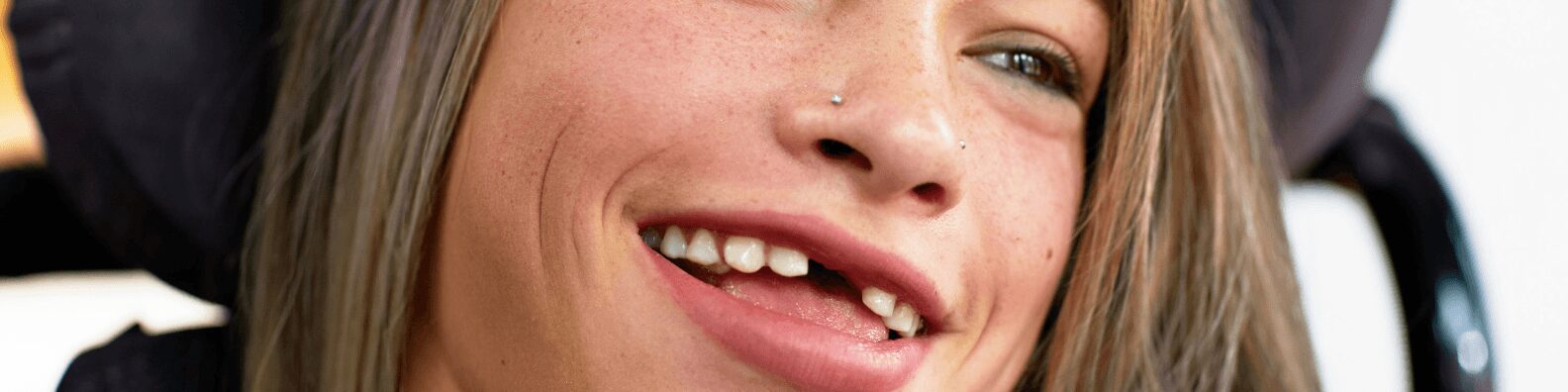 Enfant atteinte de paralysie cérébrale utilisant la commande oculaire pour communiquer