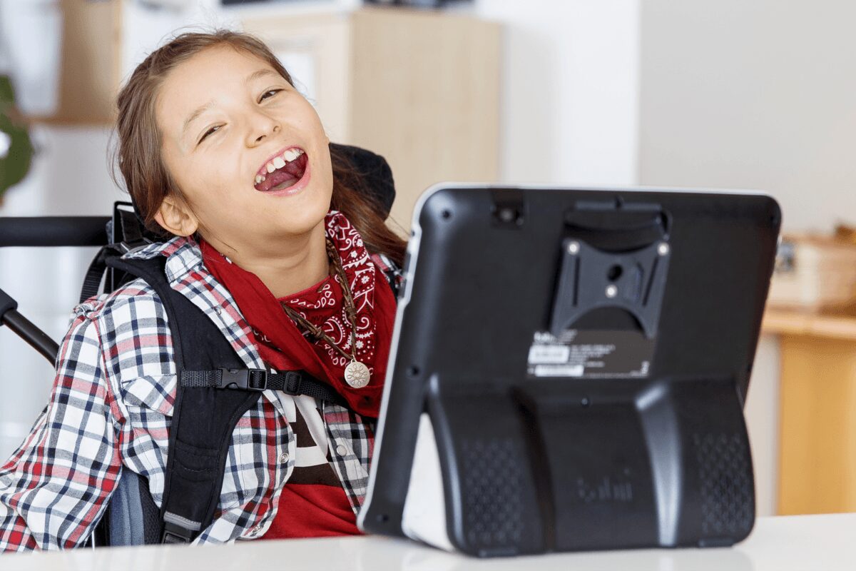 Jeune fille en IME utilisant une tablette à commande oculaire I-Series pour communiquer