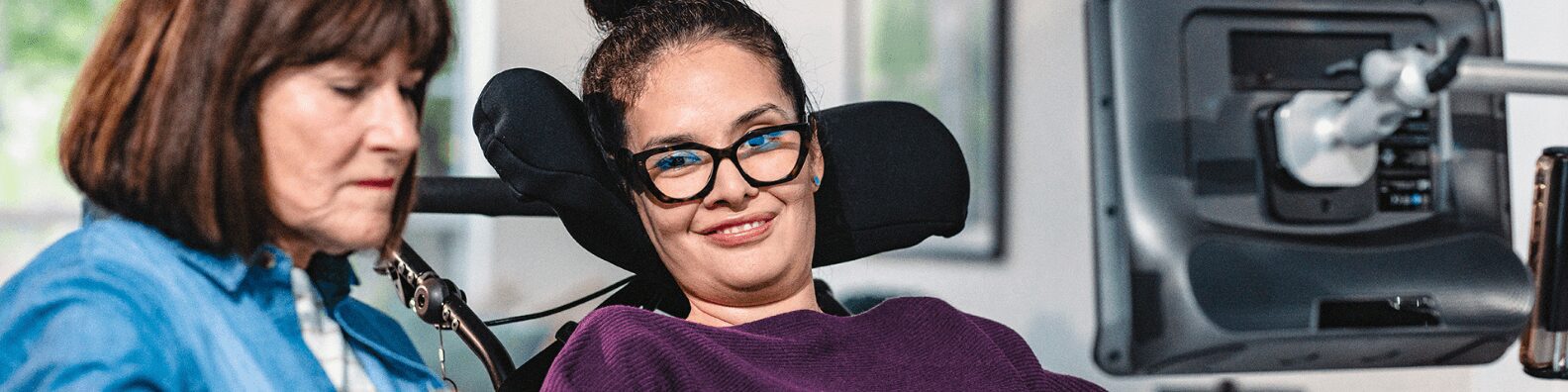 Une femme atteinte de la SLA communique avec une tablette à commande oculaire