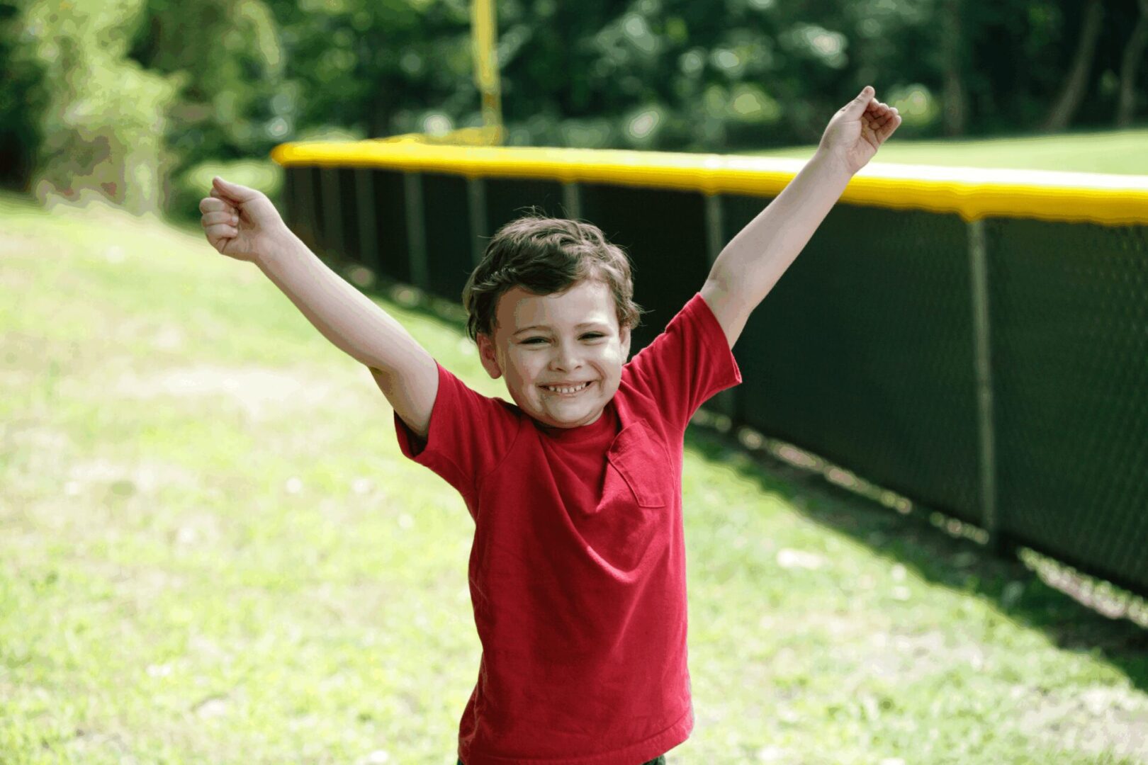 Enfant avec trouble du spectre de l’autisme à l'extérieur