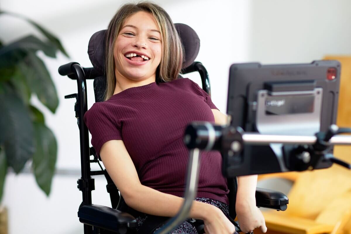 Utilisatrice en paralysie cérébrale communiquant avec un dispositif de commande oculaire depuis son fauteuil roulant