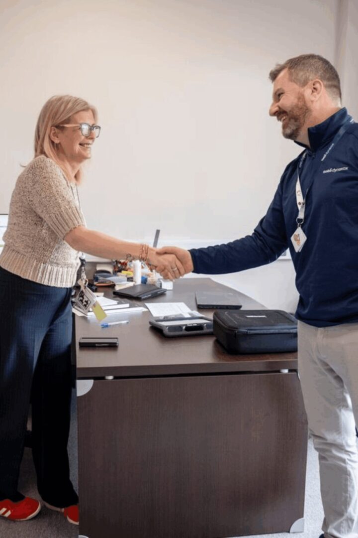 Formateur Tobii Dynavox présentant les résultats d’un projet de formation à une responsable d’établissement